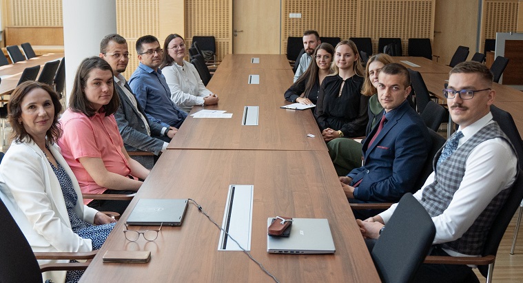 Zespół konferencji przy stole